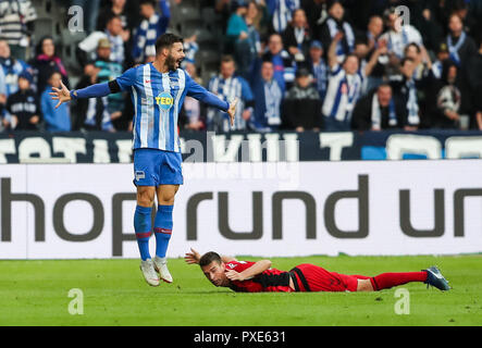 Berlin, Allemagne. 21 Oct, 2018. L'Hertha Marvin Plattenhardt (haut) se plaint à l'arbitre pendant un match de Bundesliga allemande entre Hertha Berlin et Fribourg, à Berlin, capitale de l'Allemagne, le 21 octobre 2018. Le match s'est terminé par un nul 1-1. Credit : Shan Yuqi/Xinhua/Alamy Live News Banque D'Images