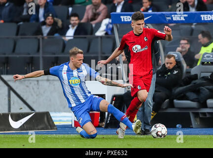 Berlin, Allemagne. 21 Oct, 2018. Fribourg Sallai Roland (R) rivalise avec l'Hertha Berlin Ondrej Duda lors d'un match de Bundesliga allemande entre Hertha Berlin et Fribourg, à Berlin, capitale de l'Allemagne, le 21 octobre 2018. Le match s'est terminé par un nul 1-1. Credit : Shan Yuqi/Xinhua/Alamy Live News Banque D'Images