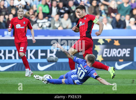 Berlin, Allemagne. 21 Oct, 2018. Fribourg Christian Guenter (haut) rivalise avec l'Hertha Berlin Ondrej Duda lors d'un match de Bundesliga allemande entre Hertha Berlin et Fribourg, à Berlin, capitale de l'Allemagne, le 21 octobre 2018. Le match s'est terminé par un nul 1-1. Credit : Shan Yuqi/Xinhua/Alamy Live News Banque D'Images