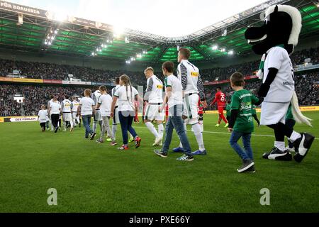 Mönchengladbach, Deutschland. 21 Oct, 2018. firo : 21.10.2018, Football, 1.Bundesliga, la saison 2018/2019, Borussia Mönchengladbach - FSV FSV FSV Mainz 05, les joueurs entrer sur le terrain, déposant, fonction, usage général, dans le monde entier | Crédit : dpa/Alamy Live News Banque D'Images