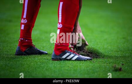 Mönchengladbach, Deutschland. 21 Oct, 2018. firo : 21.10.2018, football, 1.Bundesliga, la saison 2018/2019, Borussia Mönchengladbach - FSV FSV FSV Mainz 05, pitch, jambes, trou, déposant, fonction, usage général, dans le monde entier | Crédit : dpa/Alamy Live News Banque D'Images