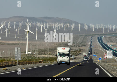 (181022) -- BEIJING, 22 octobre 2018 (Xinhua) -- un camion passe sur la route à Turpan, nord-ouest de la Chine, la Région autonome du Xinjiang Uygur, 22 Septembre, 2018. Transport routier de marchandises de la Chine à la persistance d'une croissance rapide au cours des neuf premiers mois de 2018, le ministère des Transports a déclaré dans une déclaration du 20 octobre 2018. De janvier à septembre, la quantité de marchandises transportées sur les routes, qui prend la part du lion dans le transport du fret total de la Chine, l'augmentation de 7,5 pour cent sur un an à 28,64 milliards de tonnes. La croissance de la Chine est venu au milieu d'une croissance économique régulière, qui s'élevait à 6,7 pour cent dans les trois premiers trimestres, abov Banque D'Images