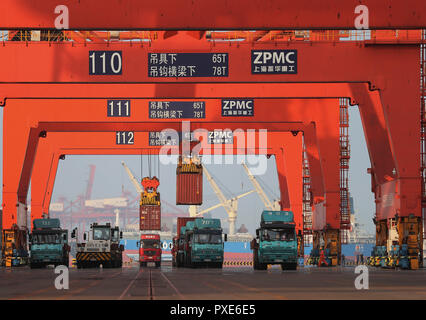 (181022) -- BEIJING, 22 octobre 2018 (Xinhua) -- Les conteneurs sont chargés sur des camions au port de Tangshan Jingtang Port, nord de la Chine, province de Hebei, 8 juillet 2018. Le Port de Tangshan le débit atteint 303 millions de tonnes de janvier à juin de cette année, 7,28  % de croissance d'année en année. Transport routier de marchandises de la Chine à la persistance d'une croissance rapide au cours des neuf premiers mois de 2018, le ministère des Transports a déclaré dans une déclaration du 20 octobre 2018. De janvier à septembre, la quantité de marchandises transportées sur les routes, qui prend la part du lion dans le transport du fret total de la Chine, l'augmentation de 7,5 pour cent sur l'année Banque D'Images