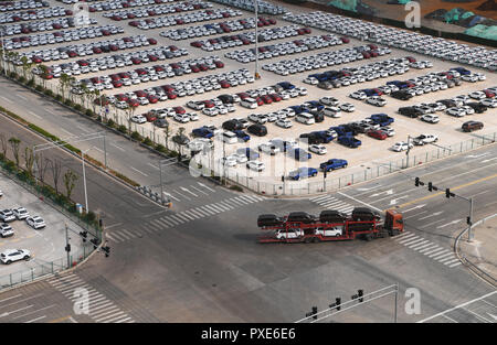 (181022) -- BEIJING, 22 octobre 2018 (Xinhua) -- un camion chargé de nouvelles voitures dans Port Guoyuan à Chongqing, au sud-ouest de la Chine, 20 août 2018. Transport routier de marchandises de la Chine à la persistance d'une croissance rapide au cours des neuf premiers mois de 2018, le ministère des Transports a déclaré dans une déclaration du 20 octobre 2018. De janvier à septembre, la quantité de marchandises transportées sur les routes, qui prend la part du lion dans le transport du fret total de la Chine, l'augmentation de 7,5 pour cent sur un an à 28,64 milliards de tonnes. La croissance de la Chine est venu au milieu d'une croissance économique régulière, qui s'élevait à 6,7 pour cent dans les trois premiers trimestres, au-dessus de la Banque D'Images