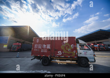 (181022) -- BEIJING, 22 octobre 2018 (Xinhua) -- Photo prise le 11 octobre 2018 montre un camion transportant des chandails emballés dans un centre logistique de la ville de Tongxiang Puyuan dans l'est de la Chine, la Province de Zhejiang. Transport routier de marchandises de la Chine à la persistance d'une croissance rapide au cours des neuf premiers mois de 2018, le ministère des Transports a déclaré dans une déclaration du 20 octobre 2018. De janvier à septembre, la quantité de marchandises transportées sur les routes, qui prend la part du lion dans le transport du fret total de la Chine, l'augmentation de 7,5 pour cent sur un an à 28,64 milliards de tonnes. La croissance de la Chine est venu au milieu d'une croissance économique régulière, qui Banque D'Images