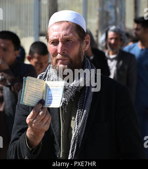 Kaboul, Afghanistan. 21 Oct, 2018. Un électeur Afghan montre sa carte d'identité avant de déposer son bulletin dans un bureau de vote pendant les élections parlementaires à Kaboul, capitale de l'Afghanistan, le 21 octobre 2018. Le processus de vote des élections parlementaires afghanes conclu dimanche soir et la poursuite de dépouillement du scrutin, le président de la Commission électorale indépendante a déclaré. Credit : Rahmat Alizadah/Xinhua/Alamy Live News Banque D'Images