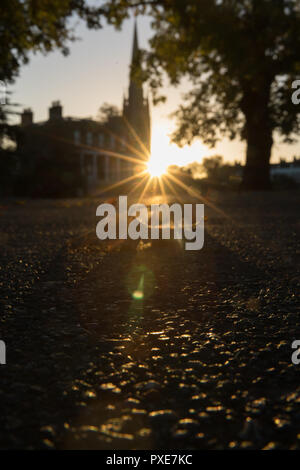 Londres, Royaume-Uni. 22 octobre, 2018. Météo France, beau lever du soleil d'automne à Clissold Park, Stoke Newington, Londres. Vue vers Clissold House avec l'église St Mary sur le côté droit. Credit : Carol Moir / Alamy Live News Banque D'Images