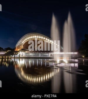 Berlin, Allemagne. 21 Oct, 2018. La maison de l'Art Culture mondiale est bien éclairée le soir. (Longue exposition) Crédit : Paul Zinken/dpa/Alamy Live News Banque D'Images