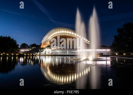 Berlin, Allemagne. 21 Oct, 2018. La maison de l'Art Culture mondiale est bien éclairée le soir. (Longue exposition) Crédit : Paul Zinken/dpa/Alamy Live News Banque D'Images