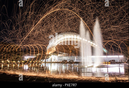 Berlin, Allemagne. 21 Oct, 2018. Un homme appelle spirale dans le ciel nocturne avec le feu en face de la Maison des Cultures du Monde. (Longue exposition) Crédit : Paul Zinken/dpa/Alamy Live News Banque D'Images