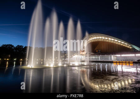 Berlin, Allemagne. 21 Oct, 2018. La maison de l'Art Culture mondiale est bien éclairée le soir. (Longue exposition) Crédit : Paul Zinken/dpa/Alamy Live News Banque D'Images