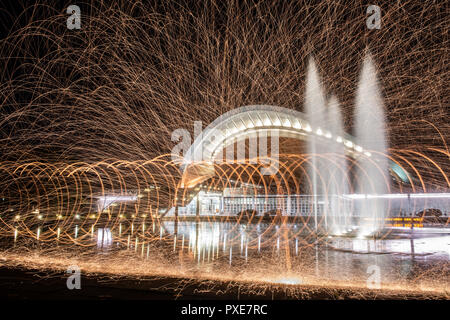 Berlin, Allemagne. 21 Oct, 2018. Un homme appelle spirale dans le ciel nocturne avec le feu en face de la Maison des Cultures du Monde. (Longue exposition) Crédit : Paul Zinken/dpa/Alamy Live News Banque D'Images