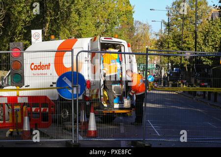 Londres. UK 22 Oct 2018 - Maison Cadente ingénieurs gaz réparation d'une fuite de gaz majeure sur AA105 Green Lanes, Harringay dans le nord de Londres. Plus de 100 personnes ont été mises en hôtels comme une grande surface a été bouclée. A105 Green Lanes dans les deux sens fermée en raison de sept Sœurs Road (Manoir) à B150 Endymion Road. Credit : Dinendra Haria/Alamy Live News Banque D'Images