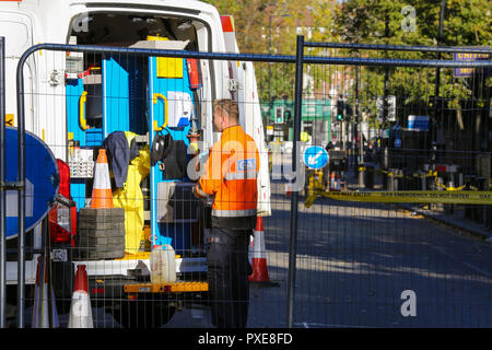 Londres. UK 22 Oct 2018 - Maison Cadente ingénieurs gaz réparation d'une fuite de gaz majeure sur AA105 Green Lanes, Harringay dans le nord de Londres. Plus de 100 personnes ont été mises en hôtels comme une grande surface a été bouclée. A105 Green Lanes dans les deux sens fermée en raison de sept Sœurs Road (Manoir) à B150 Endymion Road. Credit : Dinendra Haria/Alamy Live News Banque D'Images