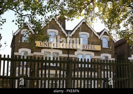 Londres. UK 22 Oct 2018 - Maison Cadente ingénieurs gaz réparation d'une fuite de gaz majeure sur AA105 Green Lanes, Harringay dans le nord de Londres. Plus de 100 personnes ont été mises en hôtels comme une grande surface a été bouclée. A105 Green Lanes dans les deux sens fermée en raison de sept Sœurs Road (Manoir) à B150 Endymion Road. Credit : Dinendra Haria/Alamy Live News Banque D'Images