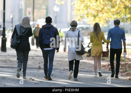 London UK. 22 octobre 2018. Les gens à pied par un beau et froid matin d'octobre dans la région de Hyde Park London Crédit : amer ghazzal/Alamy Live News Banque D'Images