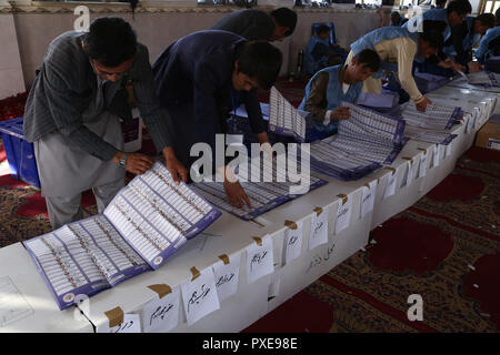 Kaboul, Afghanistan. 21 Oct, 2018. La Commission électorale indépendante (CEI) nombre de travailleurs au cours des bulletins parlementaires à un bureau de vote à Kaboul, capitale de l'Afghanistan, le 21 octobre 2018. Le processus de vote des élections parlementaires afghanes conclu dimanche soir et la poursuite de dépouillement du scrutin, le président de la Commission électorale indépendante a déclaré. Credit : Rahmine/Xinhua/Alamy Live News Banque D'Images