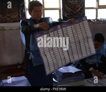 Kaboul, Afghanistan. 21 Oct, 2018. Une Commission électorale indépendante (CEI) compte les bulletins de vote pendant les élections parlementaires à un bureau de vote à Kaboul, capitale de l'Afghanistan, le 21 octobre 2018. Le processus de vote des élections parlementaires afghanes conclu dimanche soir et la poursuite de dépouillement du scrutin, le président de la Commission électorale indépendante a déclaré. Credit : Rahmine/Xinhua/Alamy Live News Banque D'Images