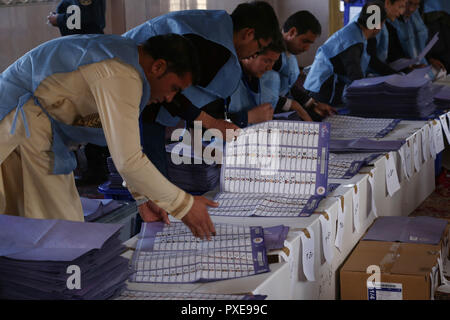 Kaboul, Afghanistan. 21 Oct, 2018. La Commission électorale indépendante (CEI) nombre de travailleurs au cours des bulletins parlementaires à un bureau de vote à Kaboul, capitale de l'Afghanistan, le 21 octobre 2018. Le processus de vote des élections parlementaires afghanes conclu dimanche soir et la poursuite de dépouillement du scrutin, le président de la Commission électorale indépendante a déclaré. Credit : Rahmine/Xinhua/Alamy Live News Banque D'Images