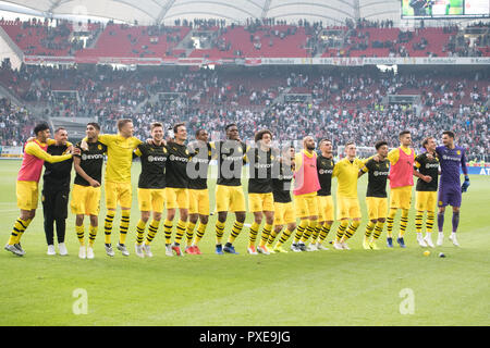 Les joueurs de Dortmund sont heureux avec les fans de la victoire, jubilation, ils applaudissent, ils applaudissent, joie, Cheers, célébrer, jubilation finale, plein la figure, paysage, football 1re, 8e journée de Bundesliga, le VfB Stuttgart (S) - Borussia Dortmund ( N) 0 : 4, le 20.10.2018 à Stuttgart / Allemagne. ¬ | conditions dans le monde entier Banque D'Images