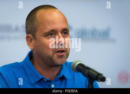 Kallang, Singapour. 22 octobre, 2018. Philippe Dehaes, entraîneur de Daria Kasatkina, parle aux médias lors de la finale du tournoi WTA de tennis 2018 Crédit : AFP7/ZUMA/Alamy Fil Live News Banque D'Images