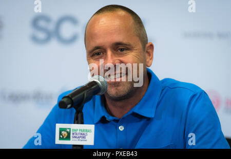 Kallang, Singapour. 22 octobre, 2018. Philippe Dehaes, entraîneur de Daria Kasatkina, parle aux médias lors de la finale du tournoi WTA de tennis 2018 Crédit : AFP7/ZUMA/Alamy Fil Live News Banque D'Images