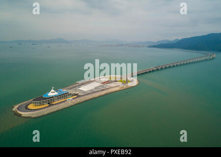 Hong Kong. 13 Oct, 2018. Aerail photo prise le 13 octobre 2018 affiche l'article de la Hong Kong Hong Kong-Zhuhai-Macao Bridge à Hong Kong, en Chine. Le pont Hong Kong-Zhuhai-Macao sera officiellement ouvert à la circulation le 24 octobre, intégrer davantage les villes du Delta de la rivière des Perles. Credit : Lui Siu Wai/Xinhua/Alamy Live News Banque D'Images
