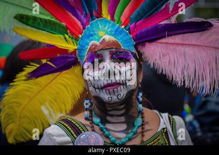 La ville de Mexico, Mexique. 21 Oct, 2018. Une femme prend part aux célébrations de l''Dia' de los Muertos (Jour des morts). Le Jour des morts, a déclaré depuis 2008 par l'UNESCO comme chef-d l'oral et immatériel de l'humanité, est une expérience inoubliable pour les visiteurs et les gens. La coutume est célébrée à partir de la fin octobre jusqu'à la première semaine de novembre. Credit : Gerardo Vieyra/dpa/Alamy Live News Banque D'Images