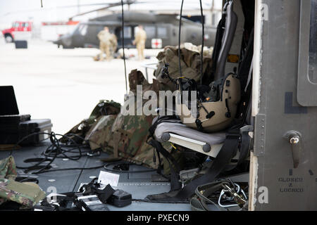 Bagram, en Afghanistan. 22 octobre, 2018. Les États-Unis sont le premier fournisseur de soutien aéroporté en Afghanistan dans le cadre de l'opération de l'OTAN, soutien ferme. La 101st Airborne Brigade d'aviation de combat est de fournir un soutien à la fois à l'Armée nationale afghane ainsi que la formation. Dans tous les espoirs d'un Afghanistan plus sûr et sécurisé. Un hélicoptère d'évacuation sanitaire après l'atterrissage de retour à l'accueil base à partir d'une mission d'évacuation sanitaire. Credit : Allison Dîner/ZUMA/Alamy Fil Live News Banque D'Images