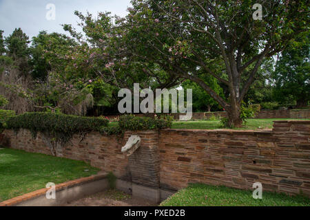 Johannesburg, Afrique du Sud, le 22 octobre, 2018. Le Jardin botanique de Johannesburg, un jardin de roses, est vu sur un partiellement nuageux lundi après-midi. C'est encore sec dans Johannesburg, en dépit des pluies récentes. Les caractéristiques de l'eau sculpturales sont tourne à vide, tandis que les roses et les pelouses de ces jardins sont arrosés. La ville, avec la plus grande partie de l'Afrique du Sud, souffre d'une vision à long terme de l'arriéré des pannes d'infrastructures. Credit : Eva-Lotta Jansson/Alamy Live News Banque D'Images