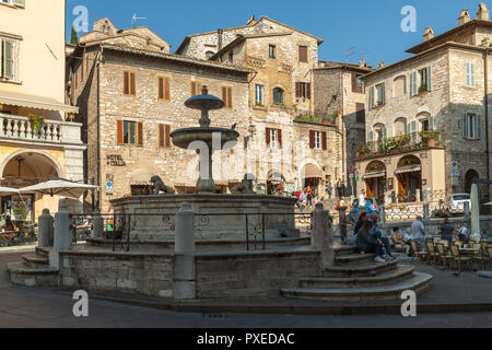 Fontaine historique à contre-jour représentant trois lions, Piazza del Comune, Assise. Pérouse, Ombrie, Italie Banque D'Images