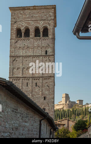 Clocher de la tour San Rufino avec la forteresse 'Rocca Maggiore', Assise, Pérouse, Ombrie, Italie Banque D'Images