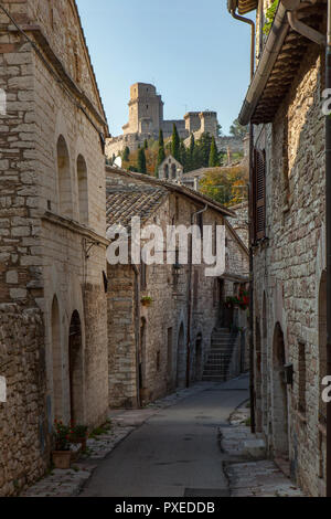 Allée surplombant la Rocca Maggiore, forteresse d'Assise. Pérouse, Ombrie, Italie Banque D'Images