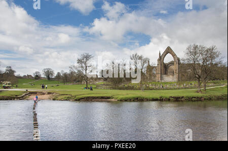Enfants jouant sur les pas japonais à Bolton Abbey, le mardi 14 avril 2015, près de Skipton, Angleterre. Banque D'Images