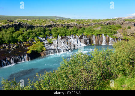 Chutes de Hraunfossar lava en Islande, où l'eau sort de la roche de lave poreuse comme watterfalls Banque D'Images