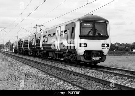 Approche de l'UEM 323 classe avec un Prestbury Manchester à Stoke-on-Trent en train. Banque D'Images