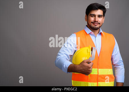 Beau jeune homme persan barbu construction worker contre g Banque D'Images