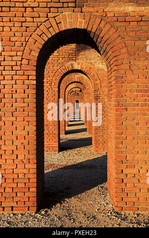 Les innombrables voûtes en briques du fort Jefferson sont une des caractéristiques de l'architecture unique de ce grand poste de gendarmerie dans le parc national sec de Tortugas Banque D'Images