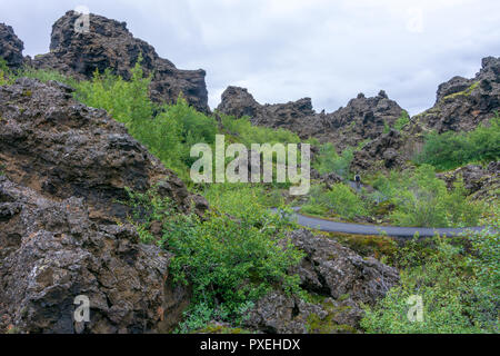 Dimmuborgir domaine des champs de lave forme inhabituelle près du lac Myvatn en Islande du Nord. Le salon est composé de grottes volcaniques spectaculaires et rock formations Banque D'Images