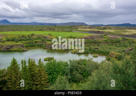 Sur la péninsule de Hofdi fin 73320 offrant une superbe vue sur le lac et les formations de lave Dimmuvorgir Banque D'Images