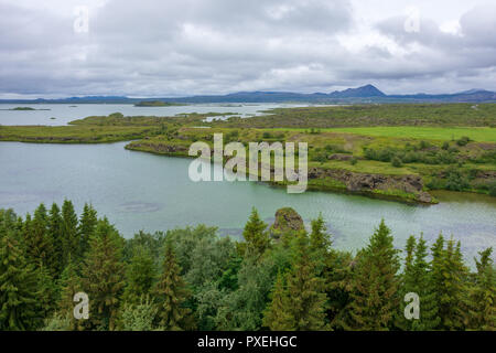 Sur la péninsule de Hofdi fin 73320 offrant une superbe vue sur le lac et les formations de lave Dimmuvorgir Banque D'Images