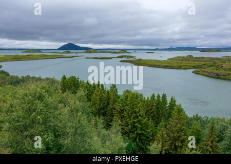 Sur la péninsule de Hofdi fin 73320 offrant une superbe vue sur le lac et les formations de lave Dimmuvorgir Banque D'Images