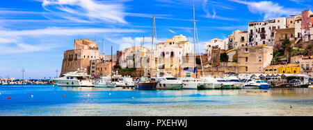 Beau village de Castellammare del Golfo, avec vue sur la mer d'azur, maisons colorées et d'embarcations traditionnelles,Sicile,Italie. Banque D'Images