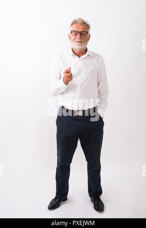 Full body shot de beau barbu senior homme debout et holdi Banque D'Images