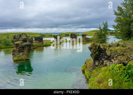 Sur la péninsule de Hofdi fin 73320 offrant une superbe vue sur le lac et les formations de lave Dimmuvorgir Banque D'Images