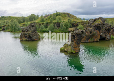 Sur la péninsule de Hofdi fin 73320 offrant une superbe vue sur le lac et les formations de lave Dimmuvorgir Banque D'Images