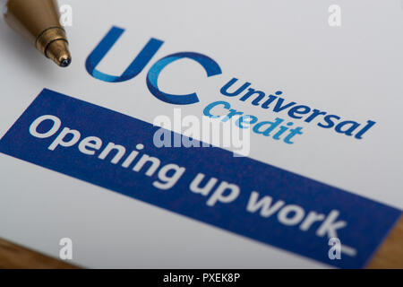 Un morceau de papier avec le logo crédit universel, repose sur une table avec un stylo. Banque D'Images