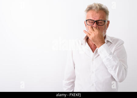 Studio shot of senior homme barbu couvrant le nez et à la disg Banque D'Images