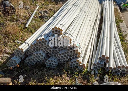 Des tas de tuyaux en PVC blanc prêt à être utilisé at construction site Banque D'Images