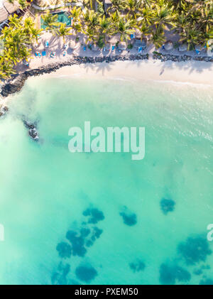 Vue aérienne de la plage de sable blanc tropicales incroyables avec des feuilles de palmier de parasols et la mer turquoise, l'île Maurice. Banque D'Images